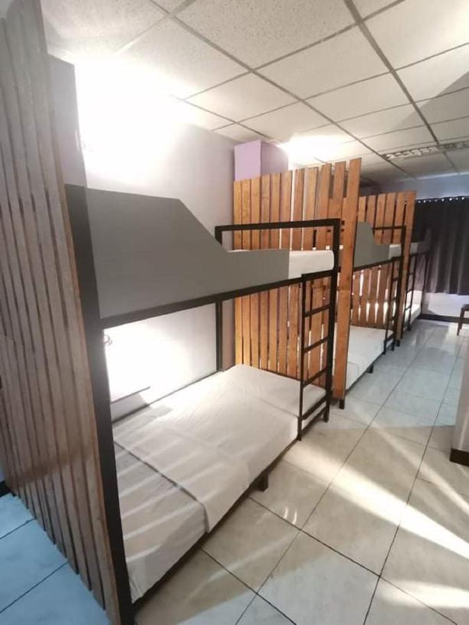 Sean'S Boat Hostel Manila Exterior photo